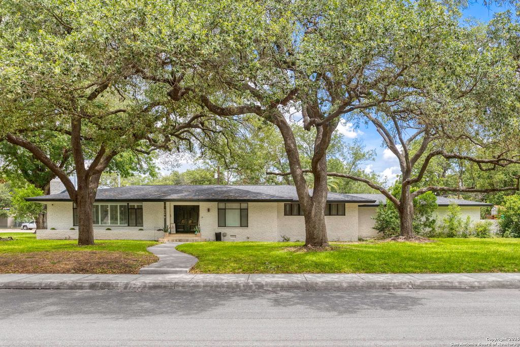 Photo of 906 E CEDAR ST, Seguin, TX 78155 (MLS # 1881394)