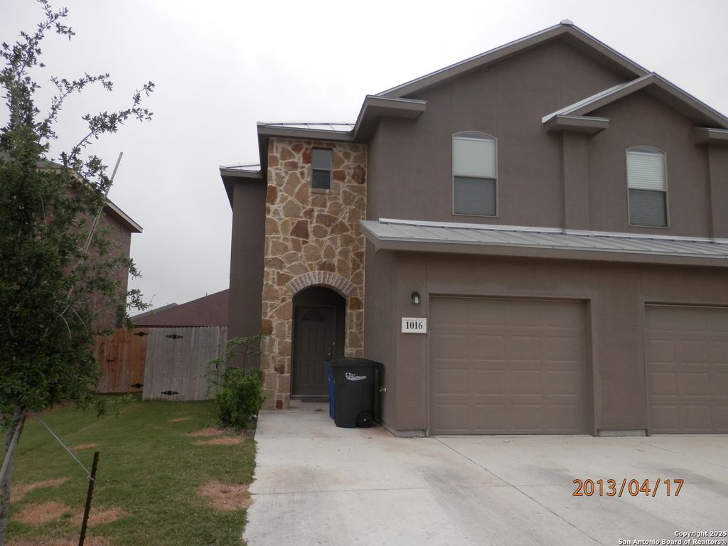 Photo of 1016 Brown Rock, New Braunfels, TX 78130 (MLS # 1920122)