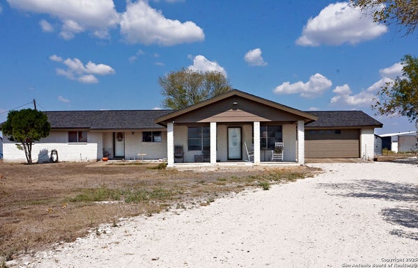6604 COUNTY RD 136, KENEDY, TX 78119 - Image a273dde5c5fd7bac1e3345fa9e36f76b/1887401941
