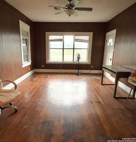 335 E San Antonio St Marion TX 78124