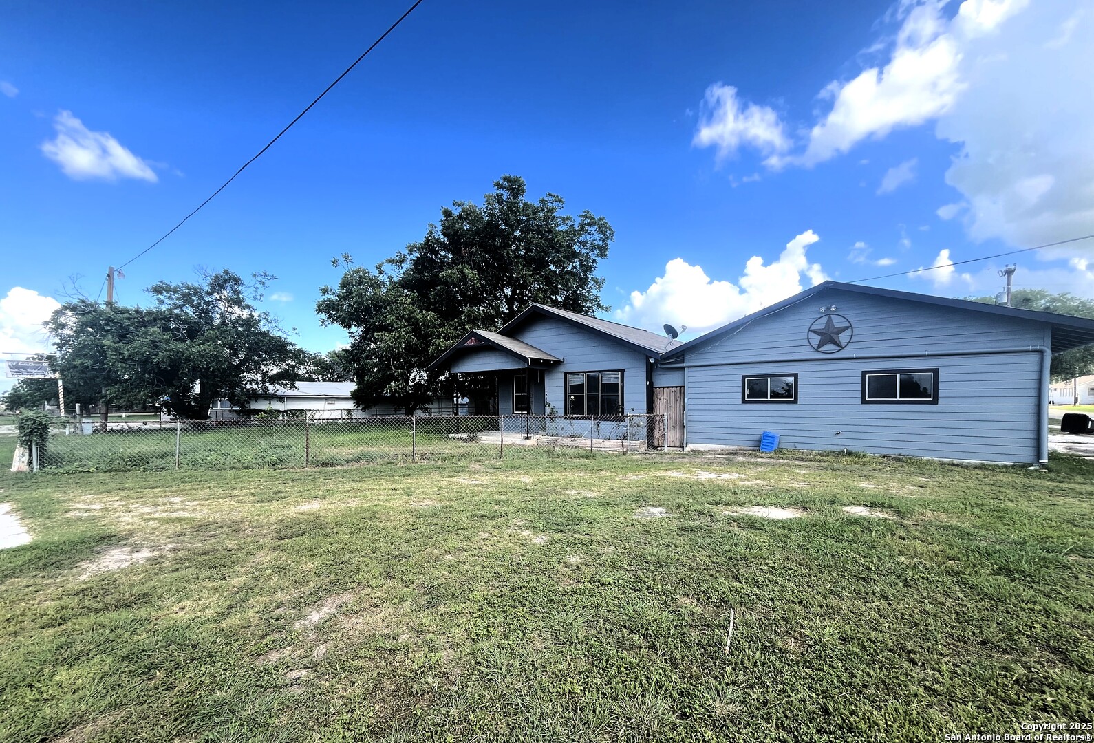 335 E San Antonio St