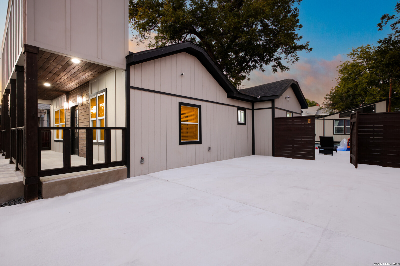 1515 W KINGS HWY