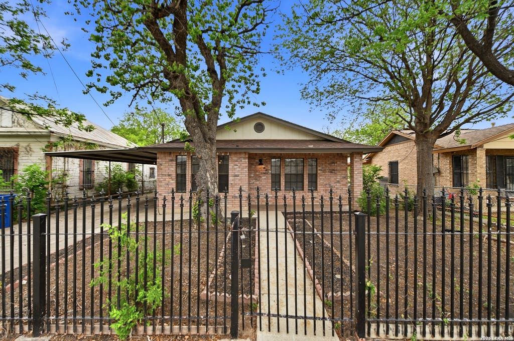 Photo of 425 Sandmeyer st, San Antonio, TX 78208 (MLS # 1959349)