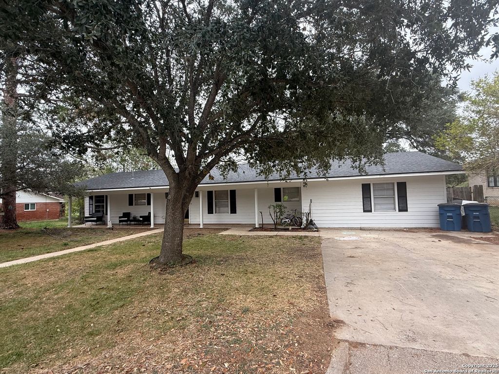 Photo of 1410 F, Floresville, TX 78114 (MLS # 1927794)