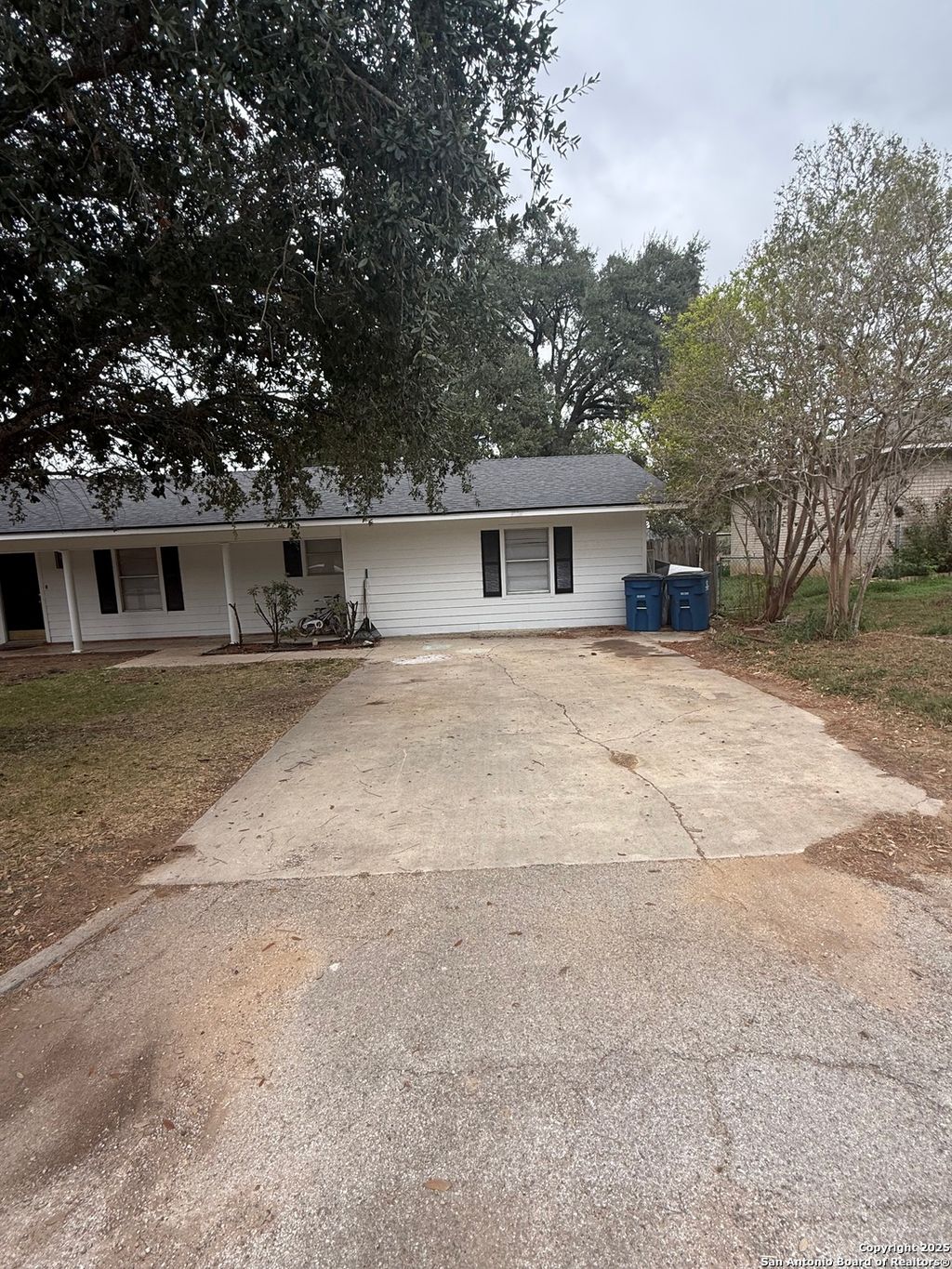 Photo of 1410 F, Floresville, TX 78114 (MLS # 1927794)