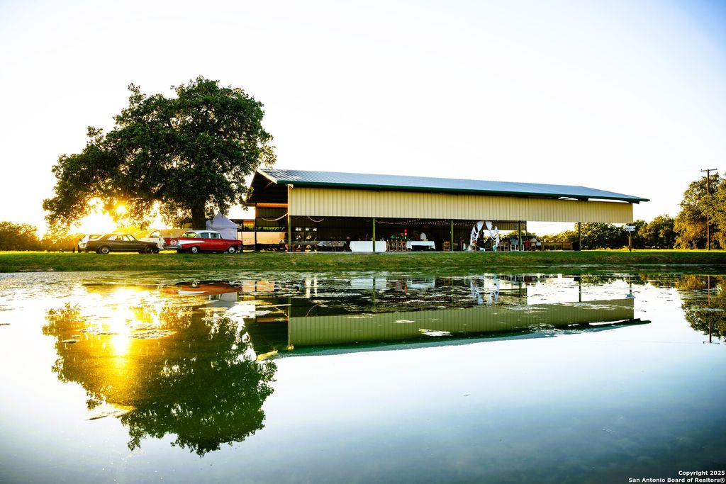 Photo of 803 County Road 6612, Devine, TX 78016 (MLS # 1925280)