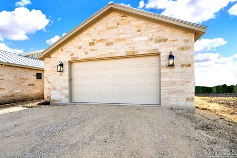 A home in Hondo