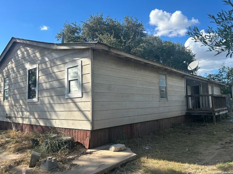 414 Davis Devine TX 78016