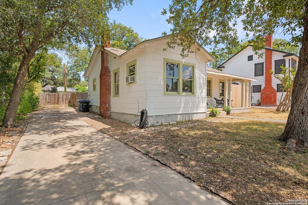 Photo of 1411 E Highland Blvd, San Antonio, TX 78210 (MLS # 1925537)