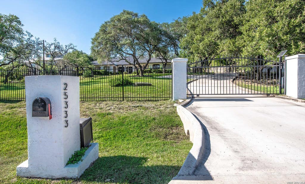 Photo of 25333 NIGHTHAWK LN, San Antonio, TX 78255 (MLS # 2005220)
