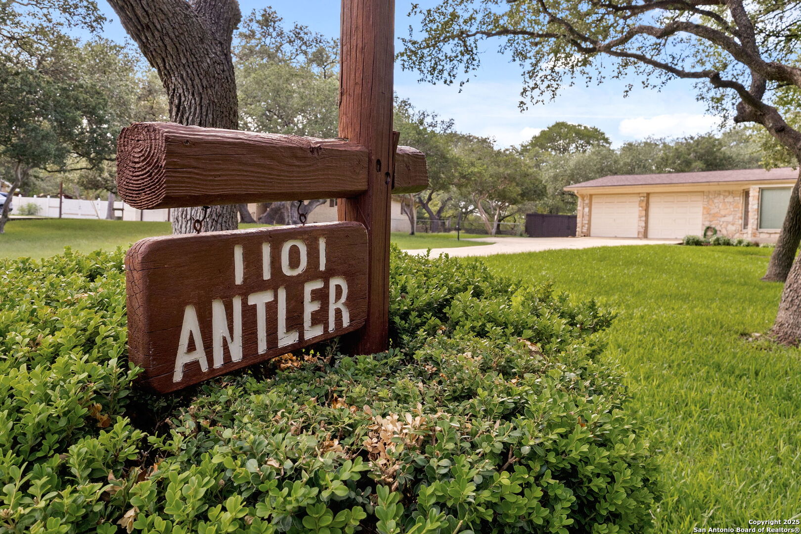 1101 Antler
