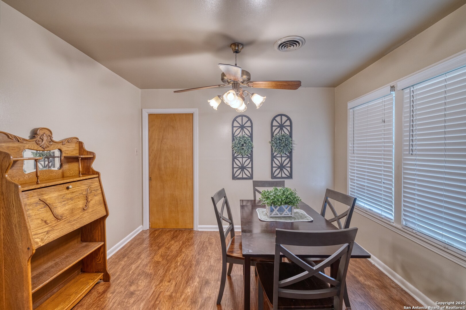 827 E Nopal