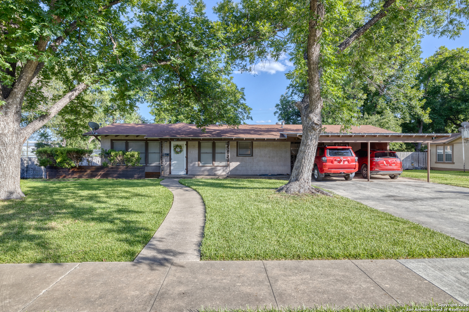 827 E Nopal