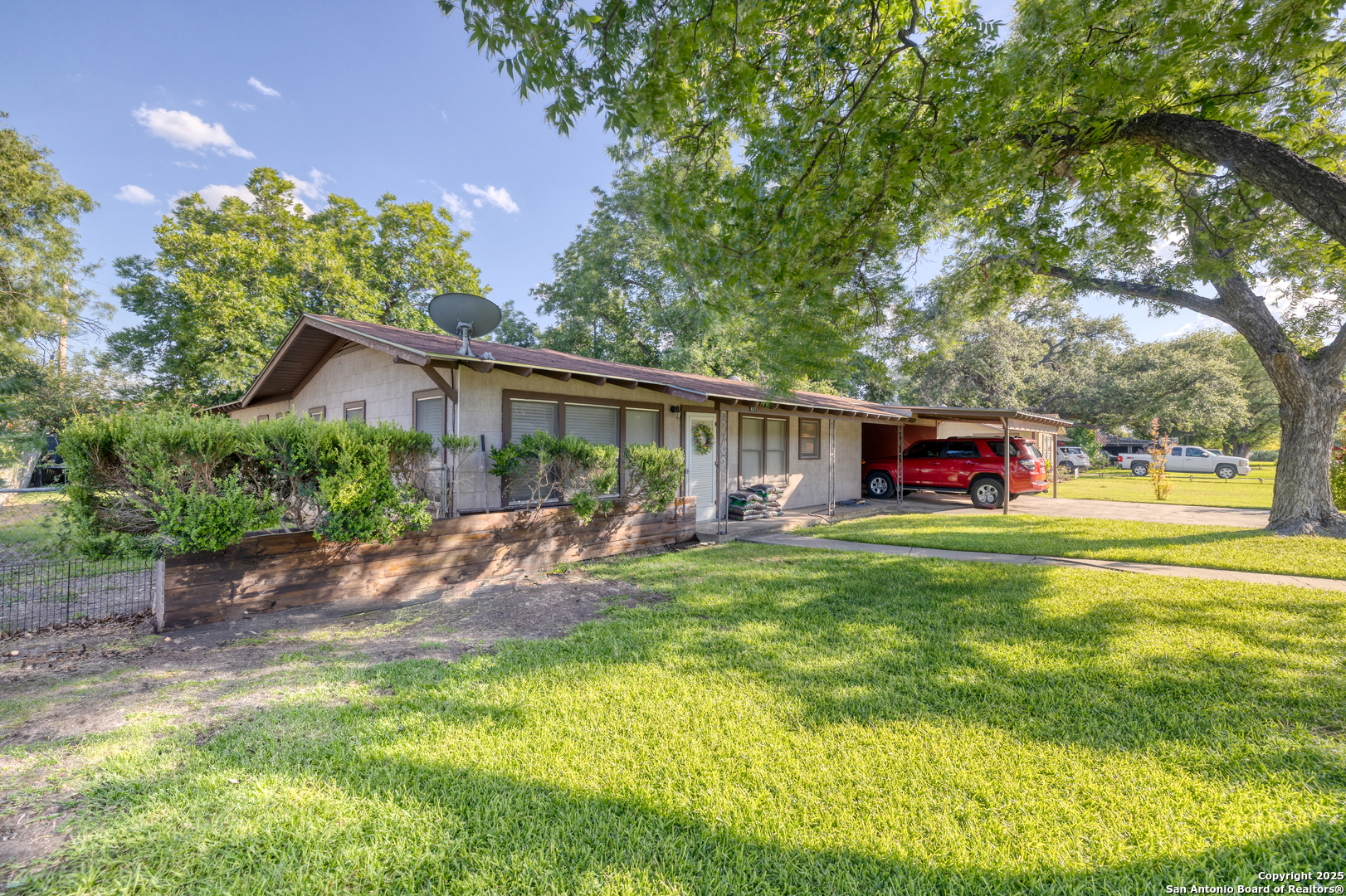 827 E Nopal