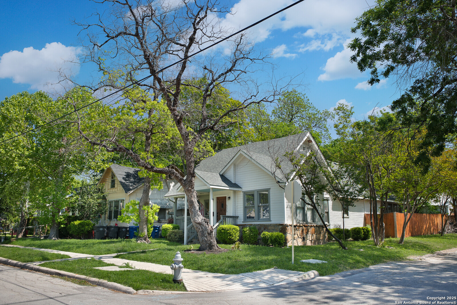 636 W Hollywood Ave.