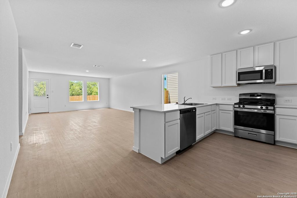 Photo of 109 Autumn Trail, Floresville, TX 78114 (MLS # 1896378)