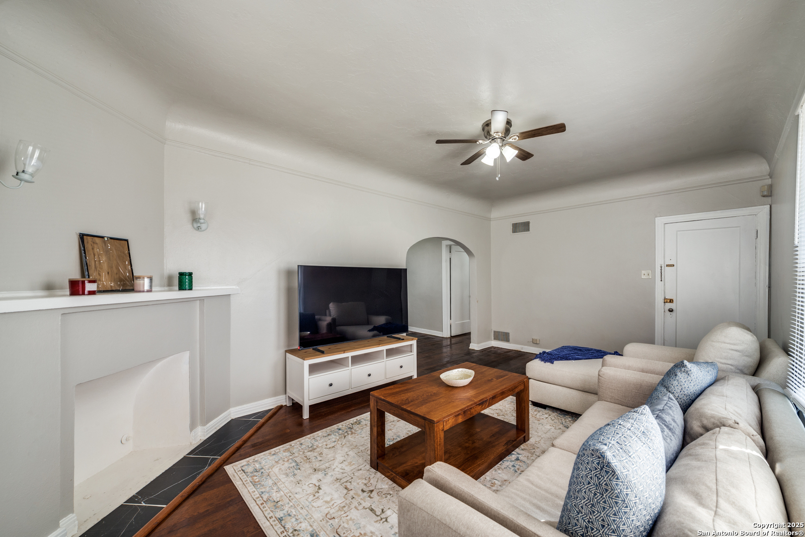 309 E Lullwood