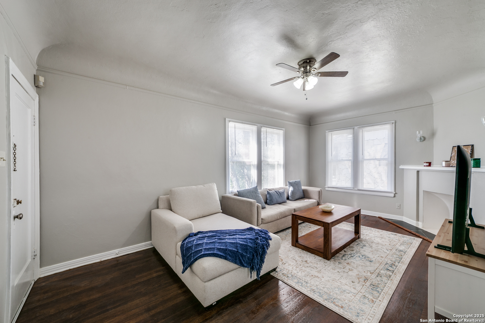 309 E Lullwood