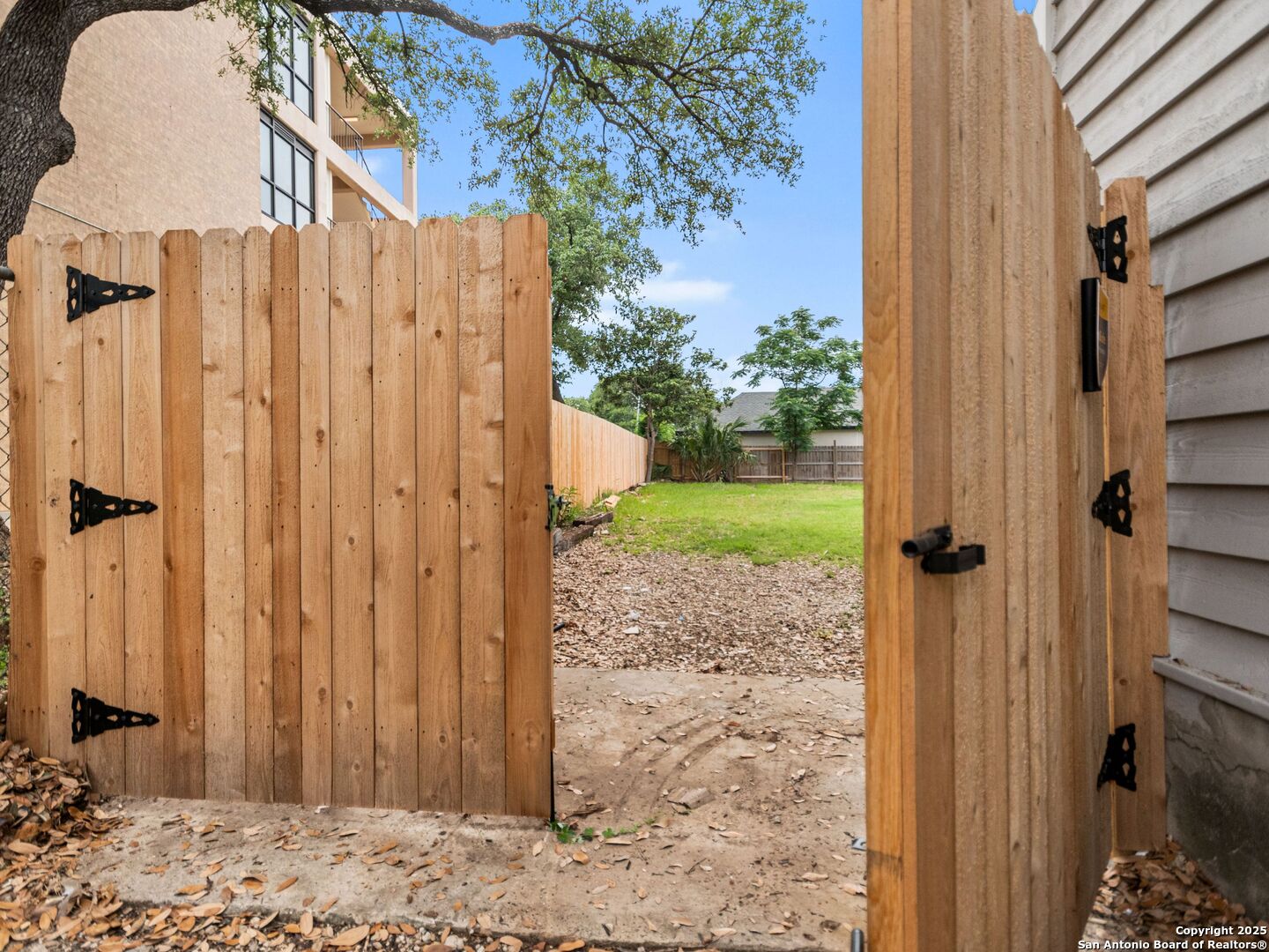 928 W Huisache
