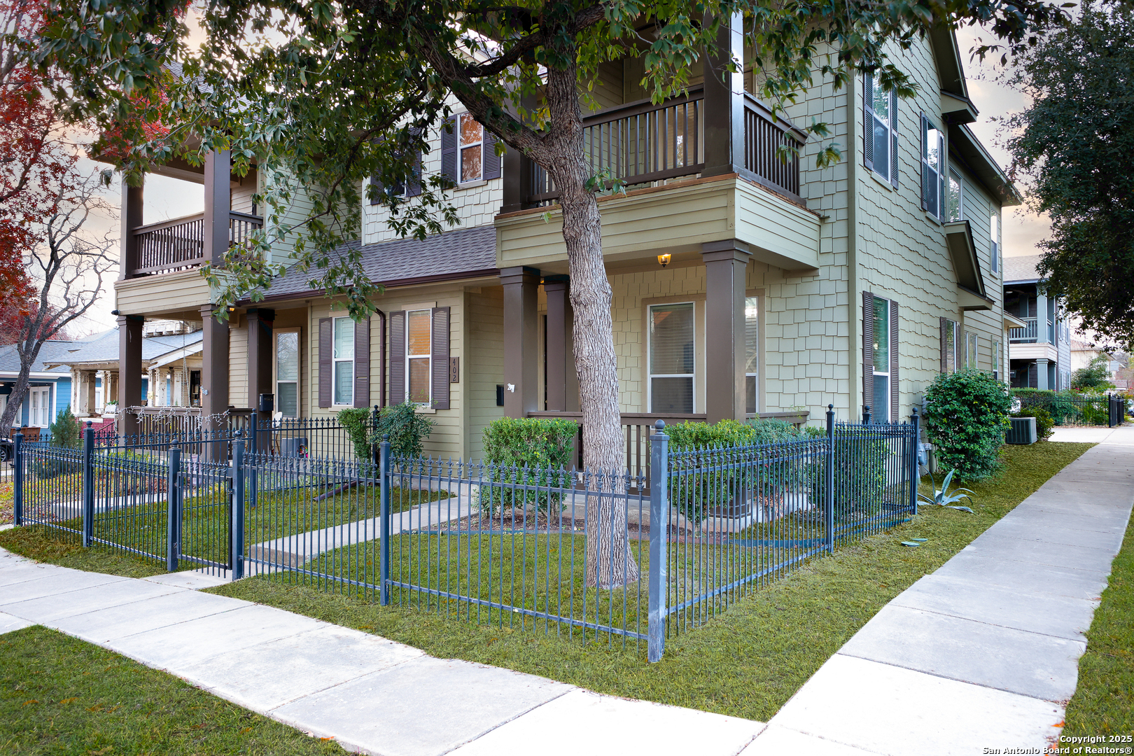 402 E COURTLAND PL