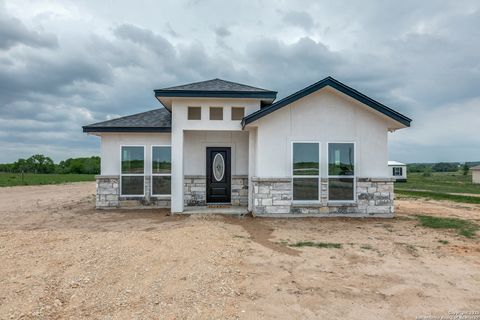 141 Camino Verde Ct La Vernia TX 78121
