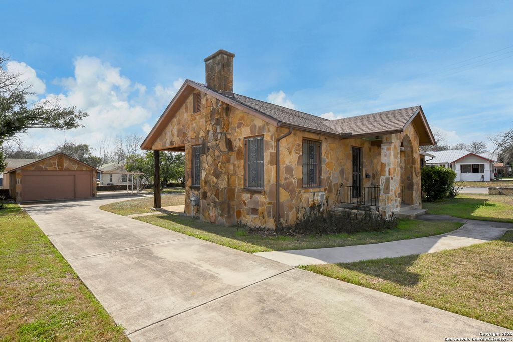 Photo of 2106 STEVES AVE, San Antonio, TX 78210 (MLS # 1957363)