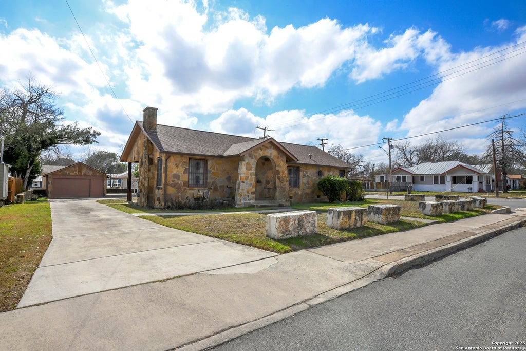 Photo of 2106 STEVES AVE, San Antonio, TX 78210 (MLS # 1957363)