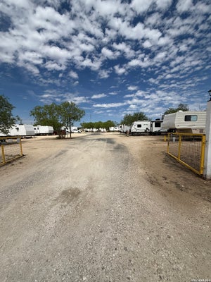 279 MESQUITE ST, CARRIZO SPRINGS, TX 78834 - Image a749bf62864d8ebe8cba841f4bcee192/1015851465
