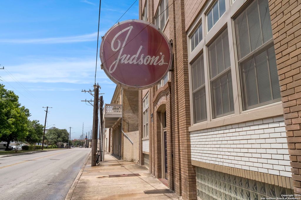 Photo of 831 S Flores 2402 #2402, San Antonio, TX 78204 (MLS # 1926182)