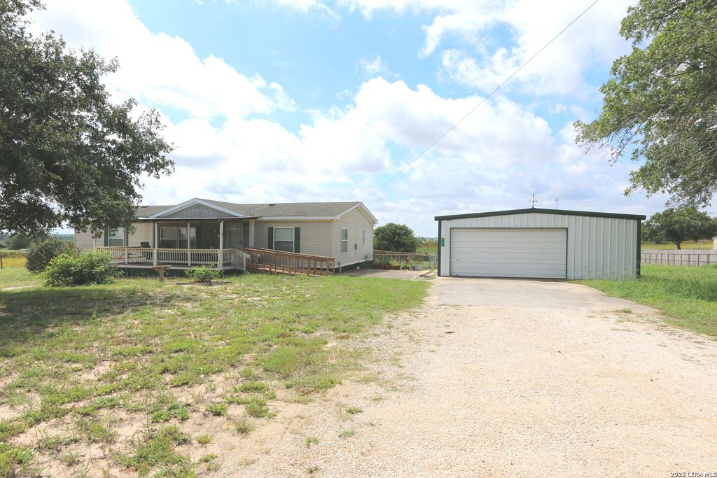 Photo of 133 Oak View, La Vernia, TX 78121 (MLS # 1941451)