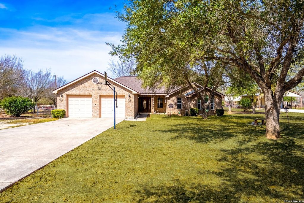 Photo of 248 Hunters Dawn Dr, La Vernia, TX 78121 (MLS # 1944599)