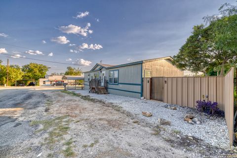 A home in Carrizo Springs