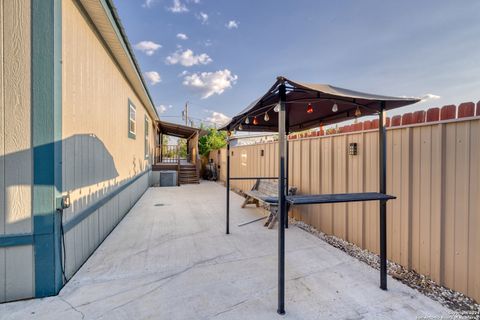 A home in Carrizo Springs