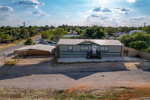 A home in Carrizo Springs