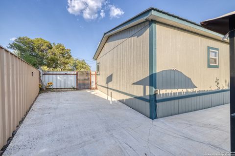 A home in Carrizo Springs