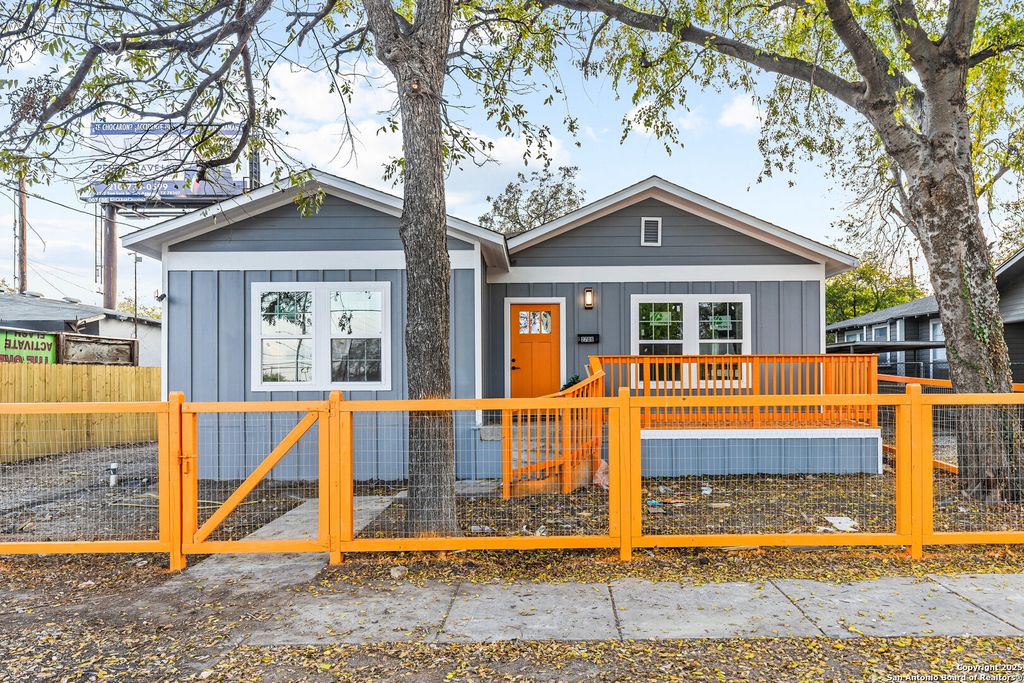 Photo of 2706 W cesar e chavez, San Antonio, TX 78207 (MLS # 1923900)