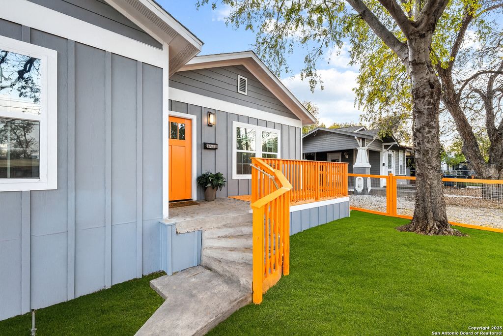 Photo of 2706 W cesar e chavez, San Antonio, TX 78207 (MLS # 1923900)