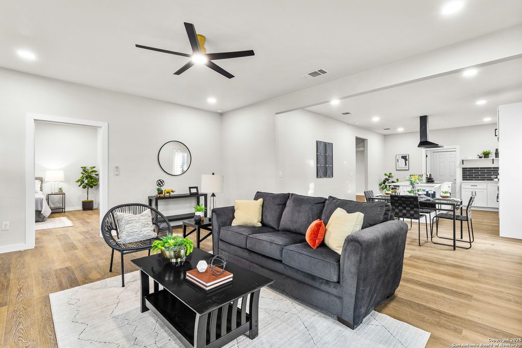 Photo of 2706 W cesar e chavez, San Antonio, TX 78207 (MLS # 1923900)