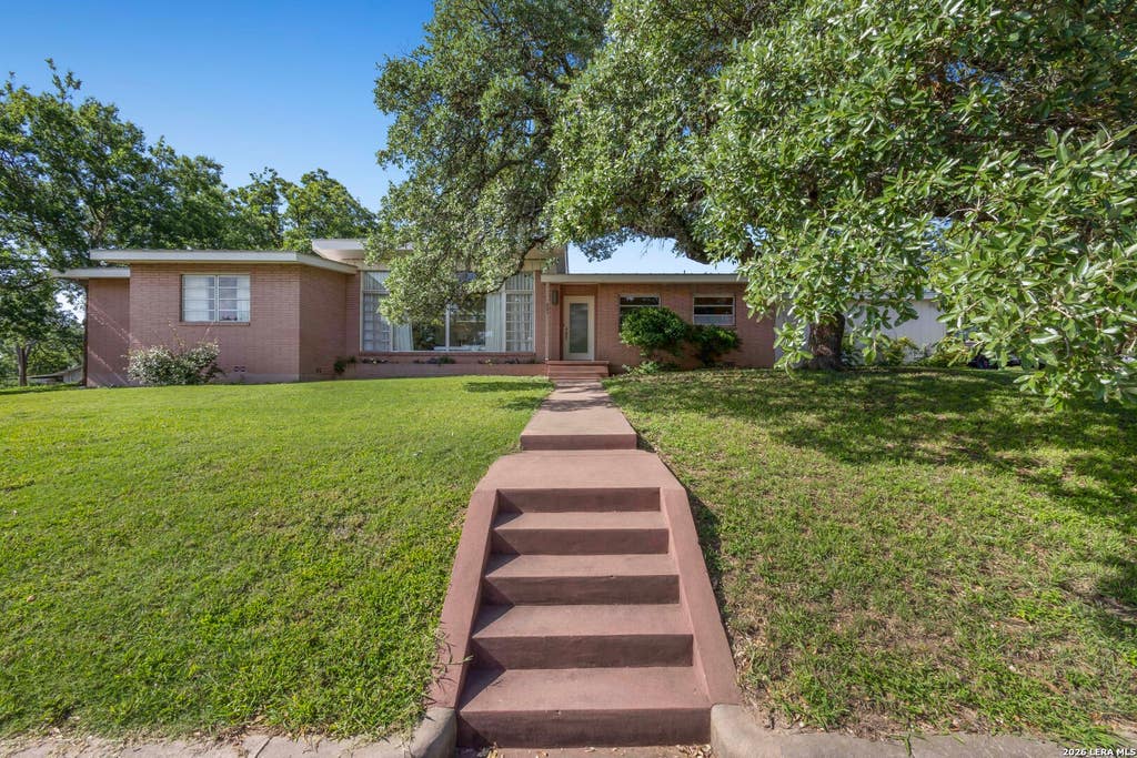 Photo of 207 WALNUT St, Fredericksburg, TX 78624 (MLS # 2006245)