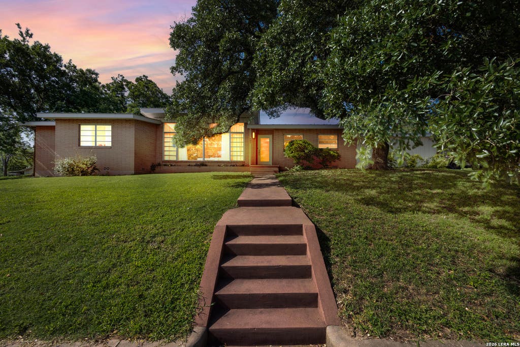 Photo of 207 WALNUT St, Fredericksburg, TX 78624 (MLS # 2006245)