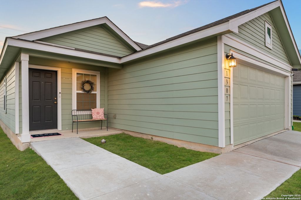 Photo of 1307 Flame Tanager, San Antonio, TX 78245 (MLS # 1938819)