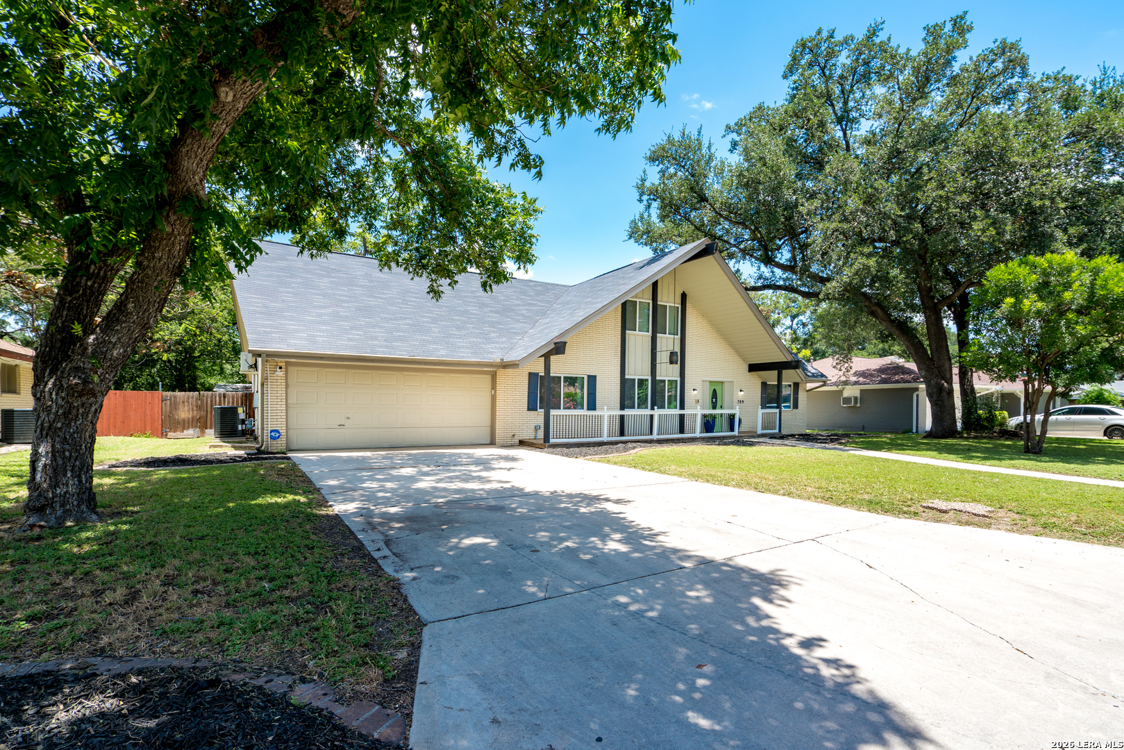 709 BALFOUR DR