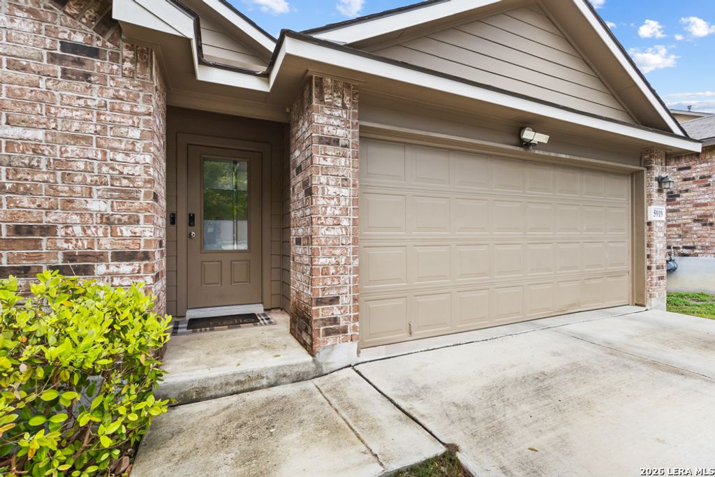 Photo of 5919 Hindes Stone, San Antonio, TX 78253 (MLS # 1957883)