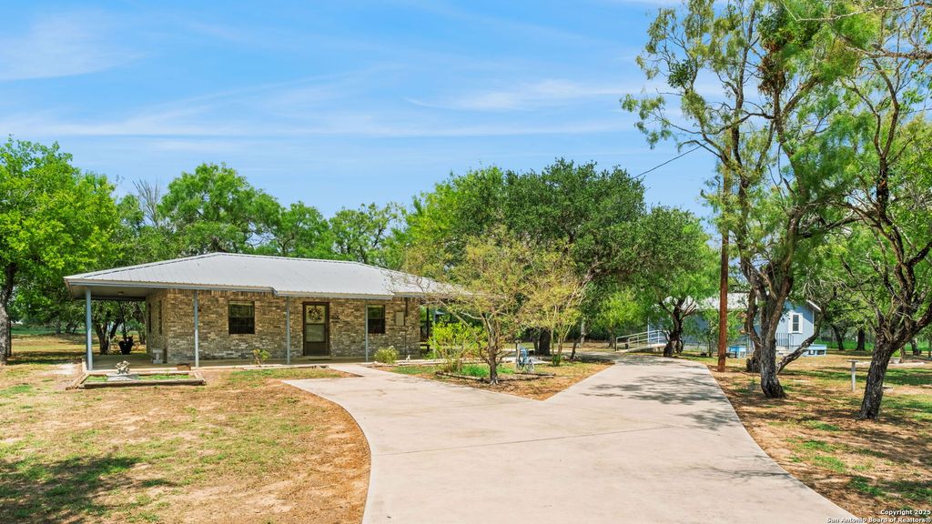 Photo of 465 Oriente, Pleasanton, TX 78064 (MLS # 1898936)