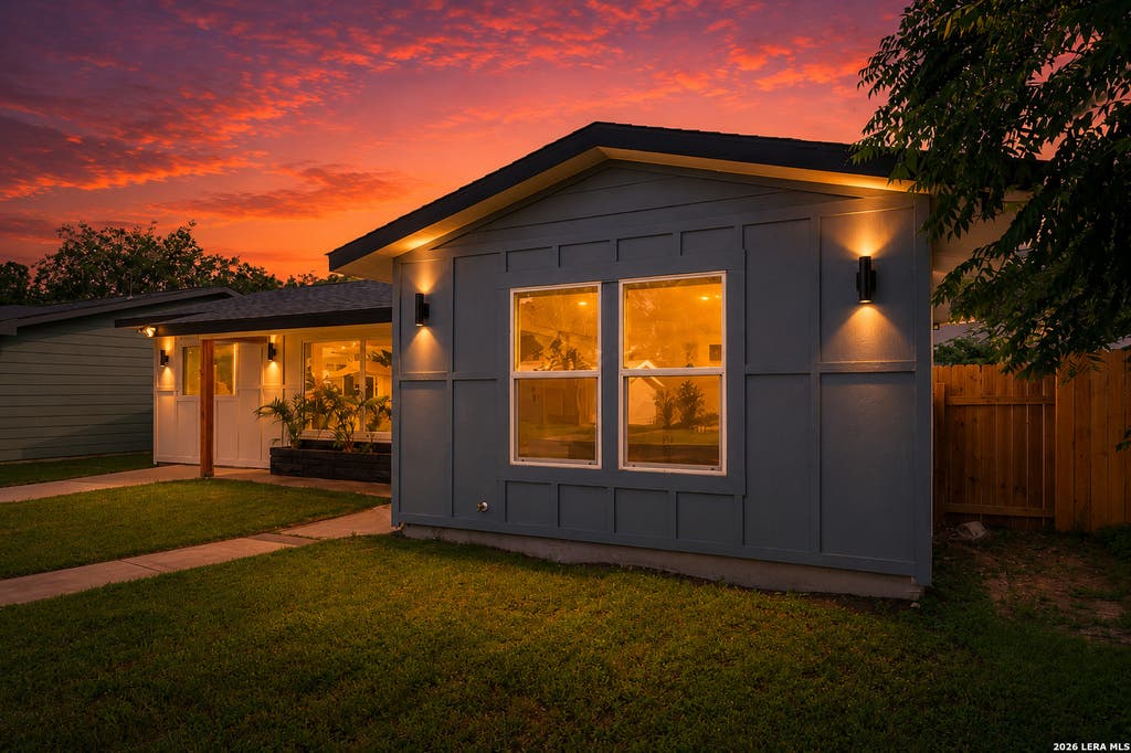 Photo of 219 LAURELWOOD DR, San Antonio, TX 78213 (MLS # 1993508)
