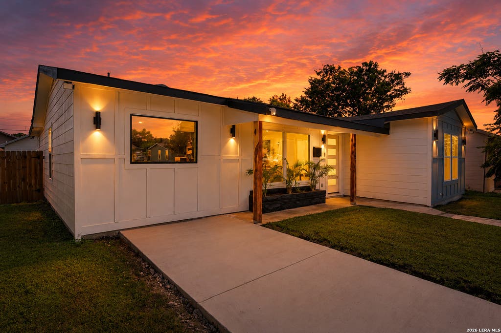Photo of 219 LAURELWOOD DR, San Antonio, TX 78213 (MLS # 1993508)