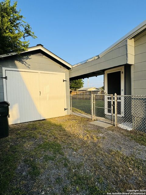 A home in Karnes City