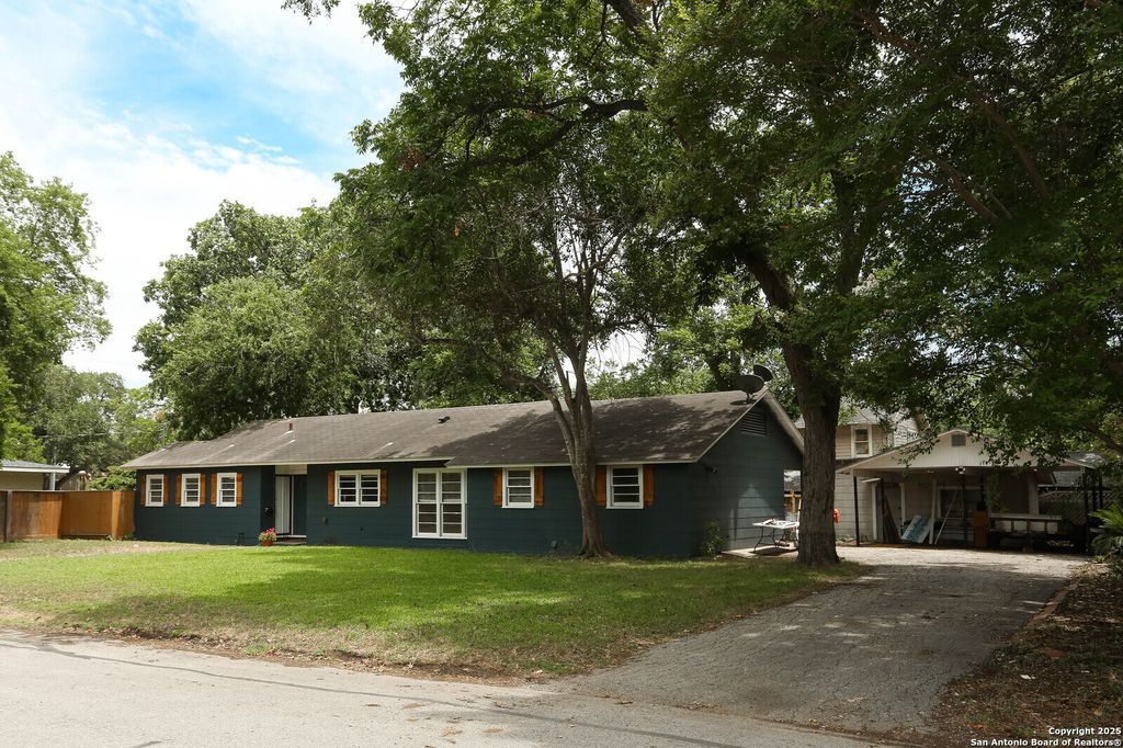 Photo of 621 Hackberry, Seguin, TX 78155 (MLS # 1914711)