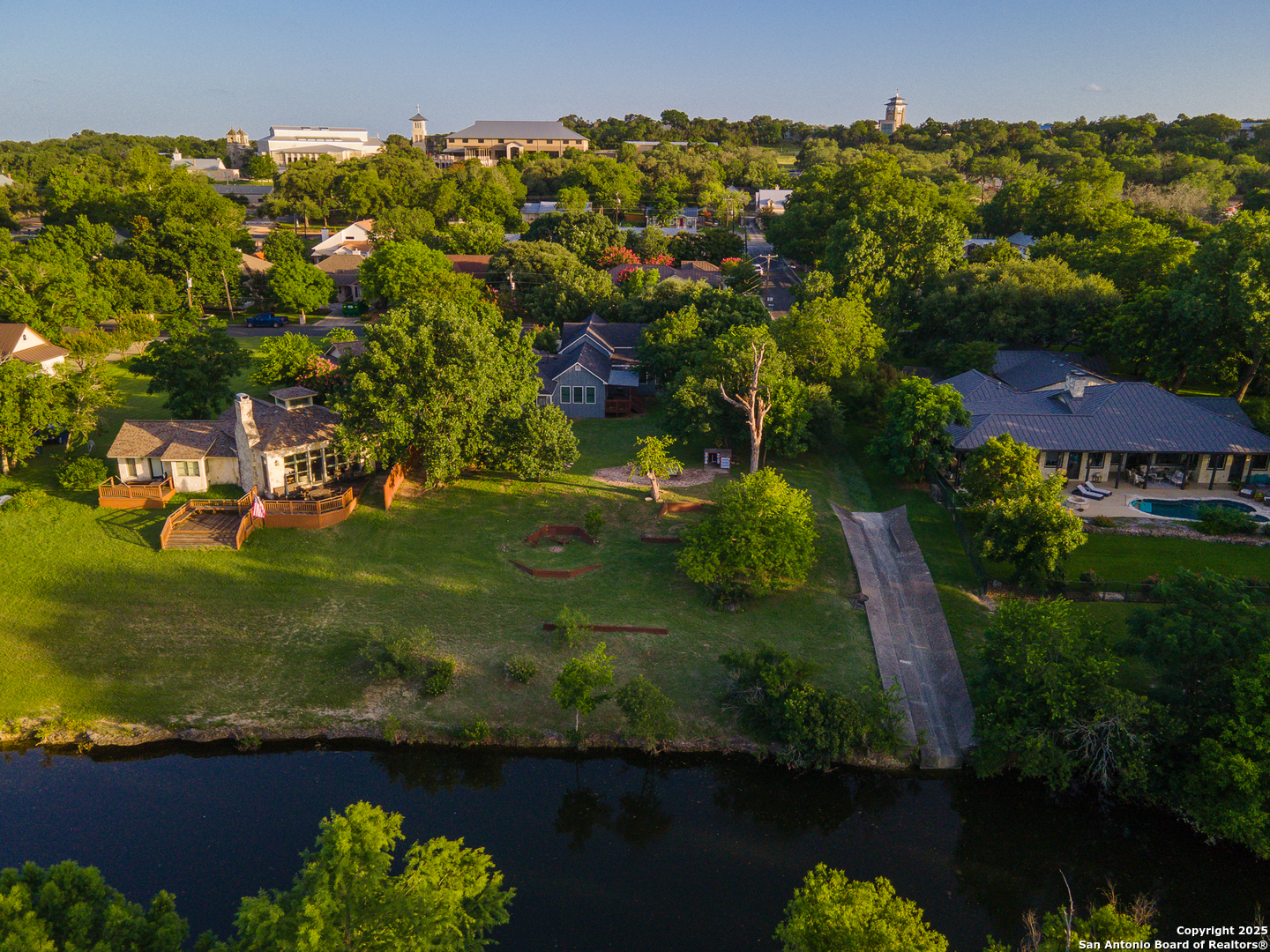 136 W Evergreen