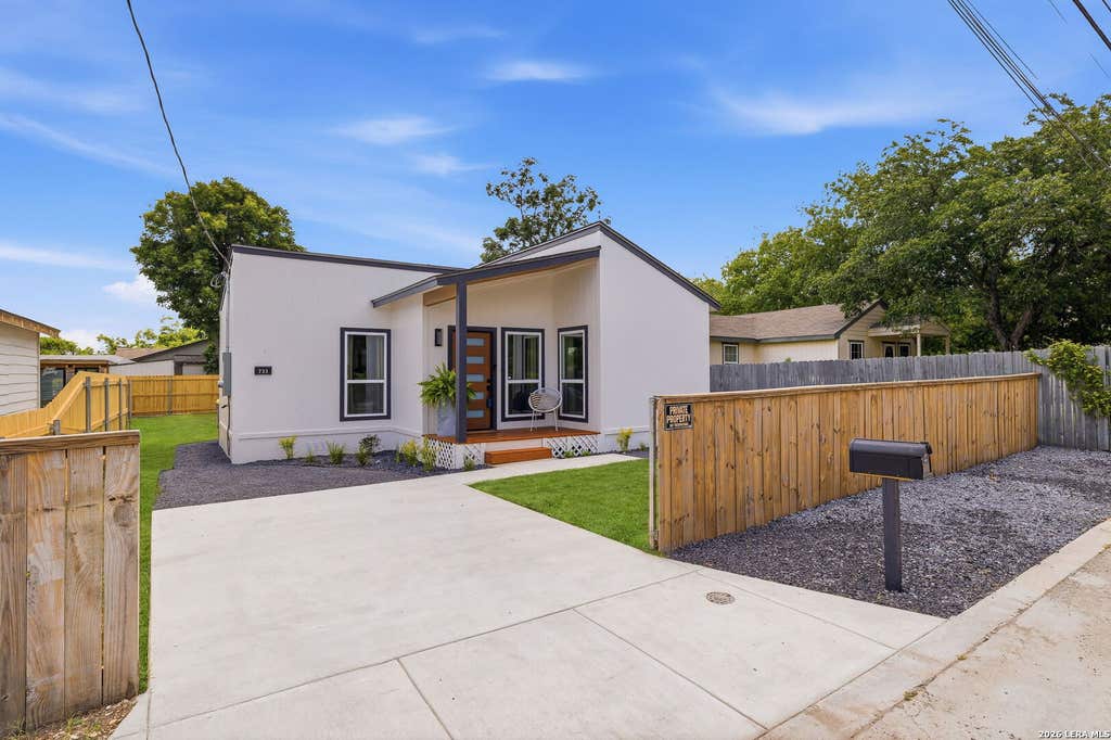 Photo of 733 E WALNUT ST, Seguin, TX 78155 (MLS # 1994769)